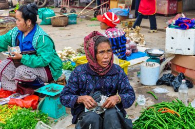 İçinde belgili tanımlık çarşı, Muang Sing, sebze satan kadınlar Laos