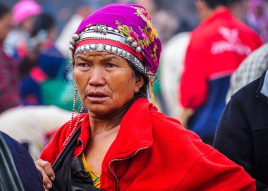 Yaşlı kadın içinde belgili tanımlık çarşı, Muang Sing, Laos
