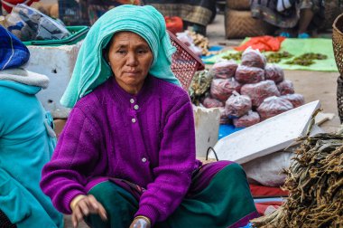 İçinde belgili tanımlık çarşı, Muang Sing, sebze satan kadınlar Laos