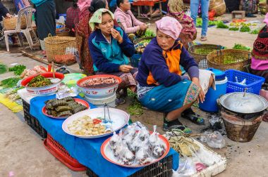 İçinde belgili tanımlık çarşı, Muang Sing, sebze satan kadınlar Laos