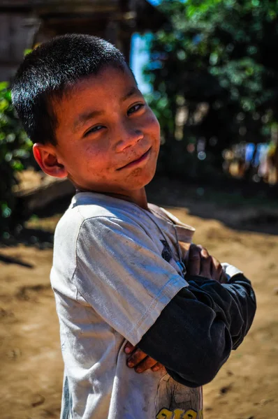 Junge aus einer kleinen Gemeinde in der Nähe von Muang Sing, Laos — Stockfoto