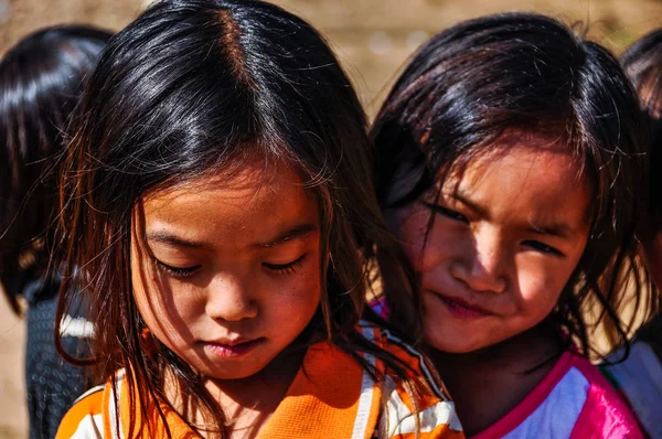 Meninas locais em uma pequena comunidade perto de Muang Sing, Laos — Fotografia de Stock