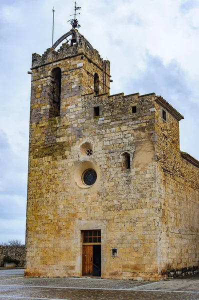 Kilise ana meydanında, Bascara, İspanya