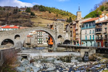 Taş köprü ve nehir Camprodon, İspanya