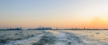 New York, ABD skyline üzerinde renkli gökyüzü