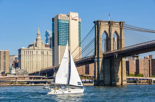 Segla båten och Brooklyn Bridge från Brooklyn Bridge Park, Nyc, oss — Stockfoto