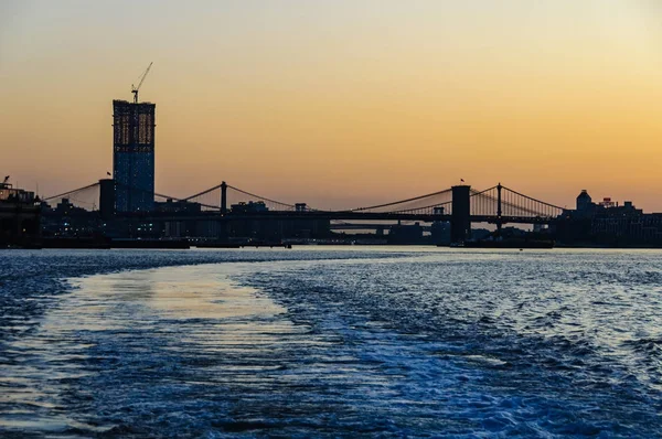 Brooklyn Köprüsü, New York, ABD üzerinde renkli gökyüzü