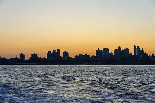 Πολύχρωμο ουρανό πάνω από το Μπρούκλιν στη Νέα Υόρκη, ΗΠΑ — Φωτογραφία Αρχείου