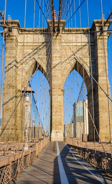 Solo en el puente de Brooklyn, Nueva York, EE.UU. — Foto de Stock