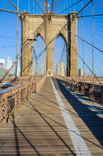 Casi solo en el puente de Brooklyn, Nueva York, EE.UU. — Foto de Stock