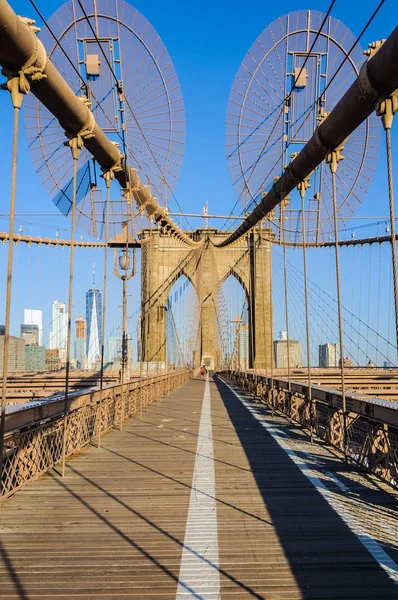 Casi solo en el puente de Brooklyn, Nueva York, EE.UU. — Foto de Stock