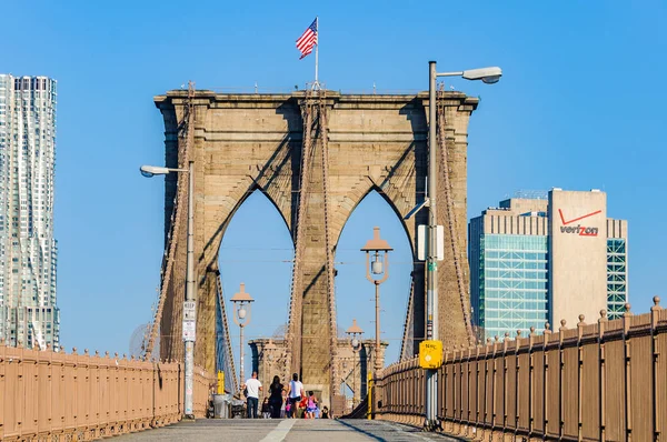 Gente haciendo deporte en el puente de Brooklyn, Nueva York, EE.UU. — Foto de Stock