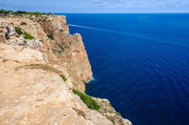 Kayalıklarla Mola deniz feneri, Formentera, İspanya yakınındaki görünümü