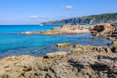 Şeffaf deniz Es Calo Cove Formentera, İspanya