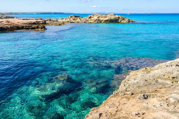 Przejrzyste morze w Es Calo Cove w Formentera, Hiszpania — Zdjęcie stockowe