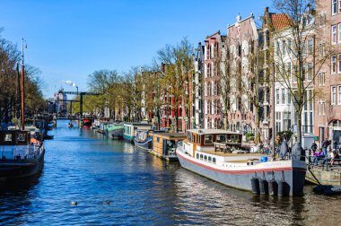 Tekneler ve boathouses kanallar, Amsterdam, Hollanda