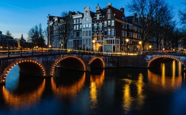 Sunset bulvarında köprüler kanallar, Amsterdam, Hollanda