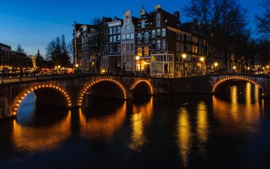 Köprüler gece kanallar, Amsterdam, Hollanda