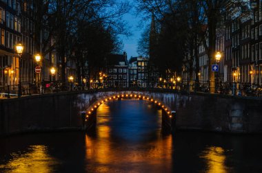 Köprüler gece kanallar, Amsterdam, Hollanda