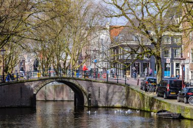 Amsterdam, Hollanda kanalları köprüde