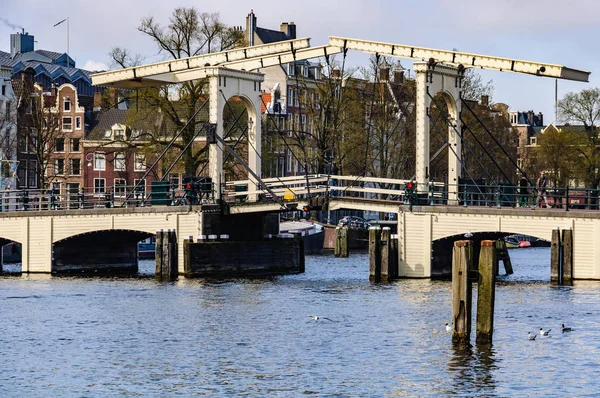 Magere Brug on Amstel River in Amsterdam, Holland — Stockfoto