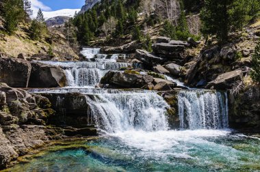 Turkuaz şelale Ordesa Vadisi, Aragon, İspanya