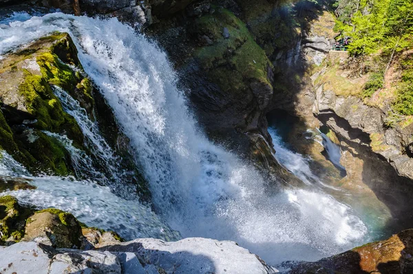 Wilder wasserfall im ordesa-tal, aragon, spanien — Stockfoto