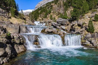 Bahar şelale Ordesa Vadisi, Aragon, İspanya