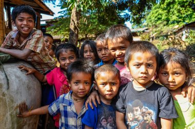 Grup çocuk Bolaven Platosu, Laos