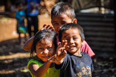 Sevimli küçük çocuklarda Bolaven Yaylası, Laos
