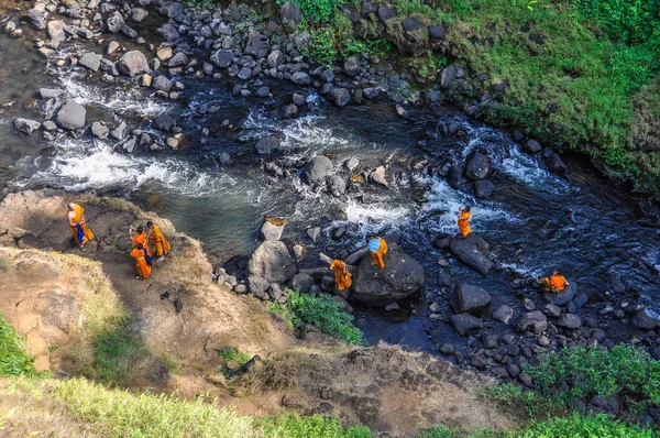 Budist keşişler Tad Yuang şelaleler Bolaven Platosu, Laos — Stok fotoğraf