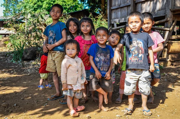 Local family in Bolaven Plateau, Laos — Stock Photo, Image