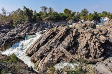 Khone Don Kone, 4000 Adaları, Laos'ta düşüyor