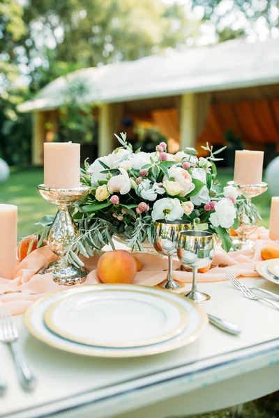 Floristería de bodas, mesa de bodas, la comida de la boda — Foto de Stock