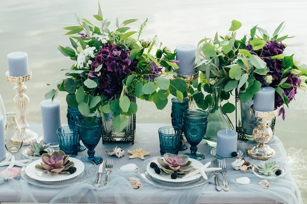 Hochzeitsfloristik, Hochzeitstisch, das Essen auf der Hochzeit — Stockfoto