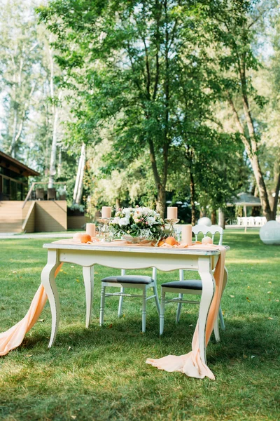 Floricultura de casamento, mesa de casamento, a comida no casamento — Fotografia de Stock