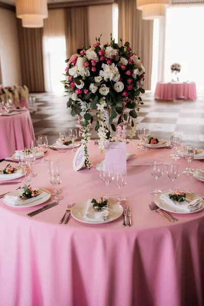 Bloemschikken voor bruiloft, bruiloft tabel, het eten op de bruiloft — Stockfoto