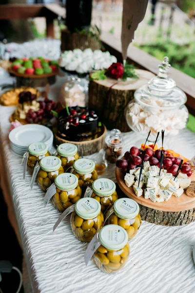 A comida no casamento, recepção, azeitonas — Fotografia de Stock