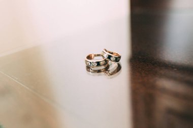 Gelin ve damat bir elmas alyans.