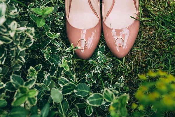 Gouden Ringen Van Pasgetrouwden Schoenen Van Bruid — Stockfoto