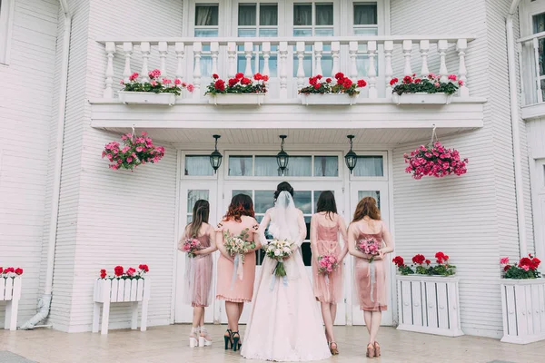 Bride Witnesses Bouquets Flowers Standing Balcony Anticipation Groom — Stock Photo, Image