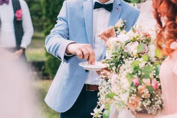 Recém Casados Vestir Uns Aos Outros Com Anéis Casamento Ouro — Fotografia de Stock