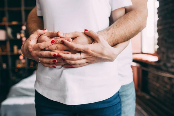 Les Mains Fille Avec Bague Fiançailles Gars Étreint Fille Bien — Photo