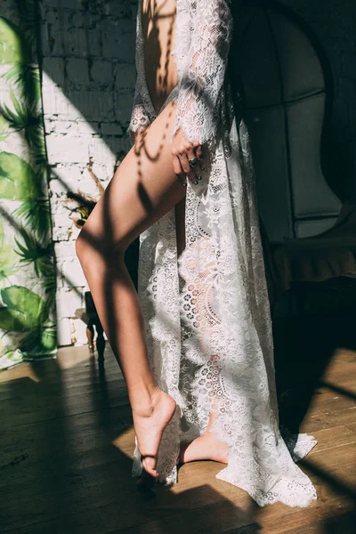 美丽的新娘在 Peignoir 闺房的新娘的早晨 美丽的腿新娘 — 图库照片