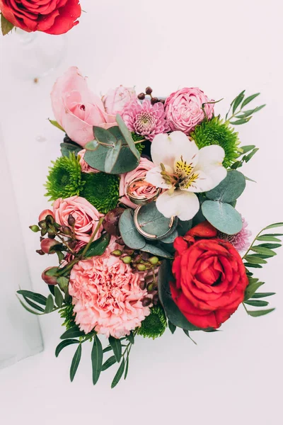 Vigselringar Bruden Och Brudgummen Vigselringar Bruden Och Brudgummen Blommor — Stockfoto