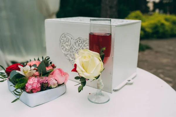 Ett Glas Rött Champagne För Bruden Och Brudgummen Bröllopet — Stockfoto