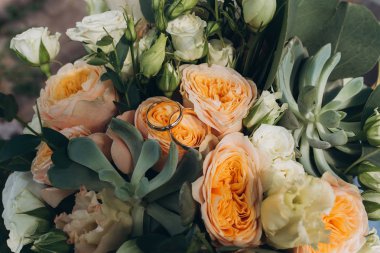 Düğün buketi, altın yüzük .