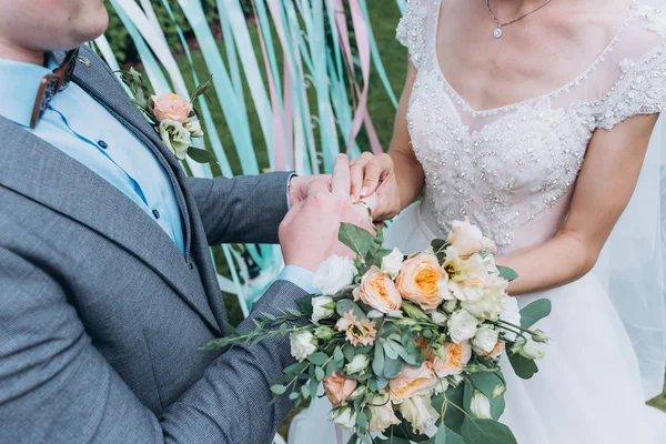 Recém Casados Vestir Uns Aos Outros Com Anéis Casamento Ouro — Fotografia de Stock