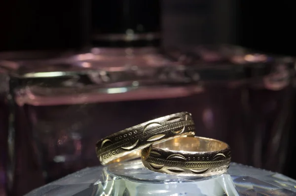 Anéis Dourados Dos Recém Casados Belo Fundo — Fotografia de Stock