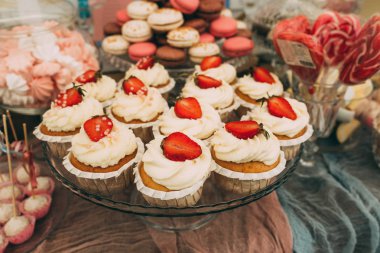 Kremalı ve çilekli kek..